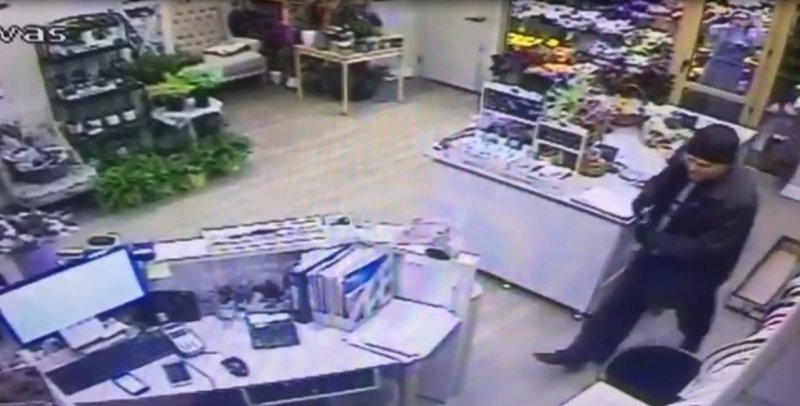 Грабитель закрыл продавца цветов в холодильнике