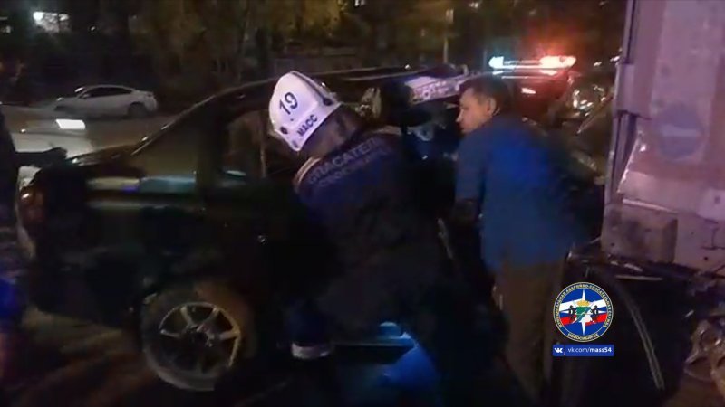 В Ленинском районе иномарка попала под кузов грузовика