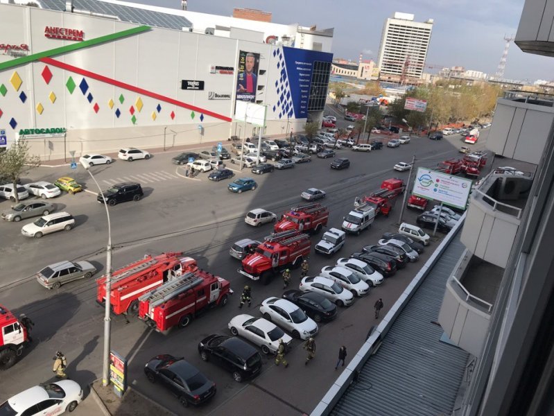 13 пожарных машин подъехали к «Сан Сити» в Новосибирске