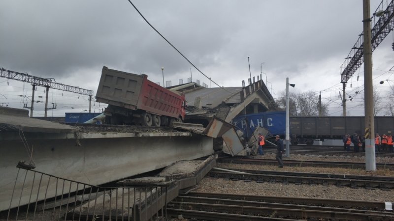 Рухнувший на пути мост не задержал поезда в Западной Сибири