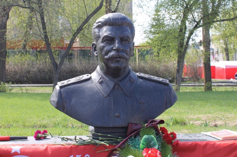 Коммунисты вызвались приютить бюст Сталина у своего обкома