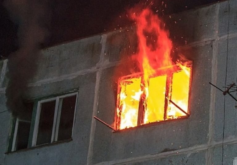 Пожарные вынесли человека из горящей квартиры