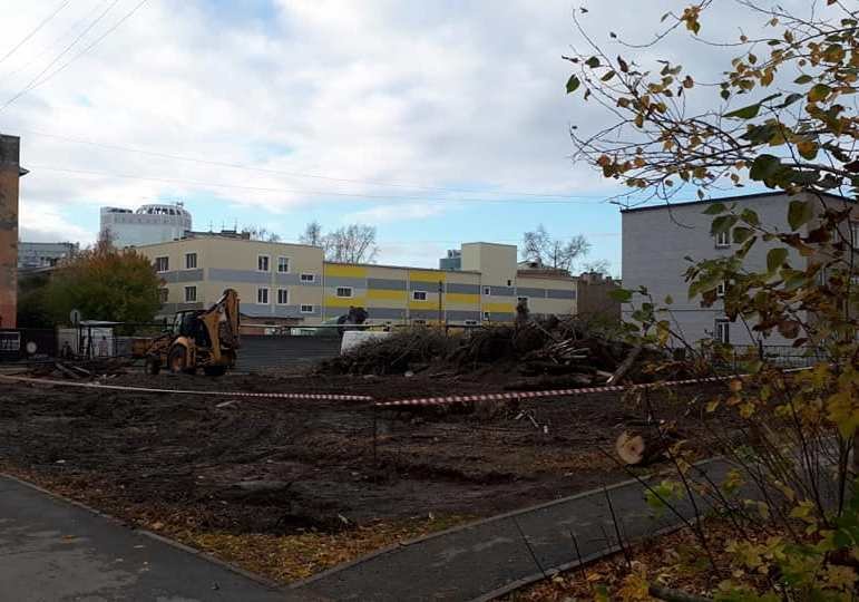 Сквер у «Надежды Сибири»: стройку закроют новыми липами