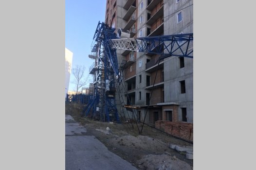 Стрела башенного крана рухнула на стройке в Новосибирске