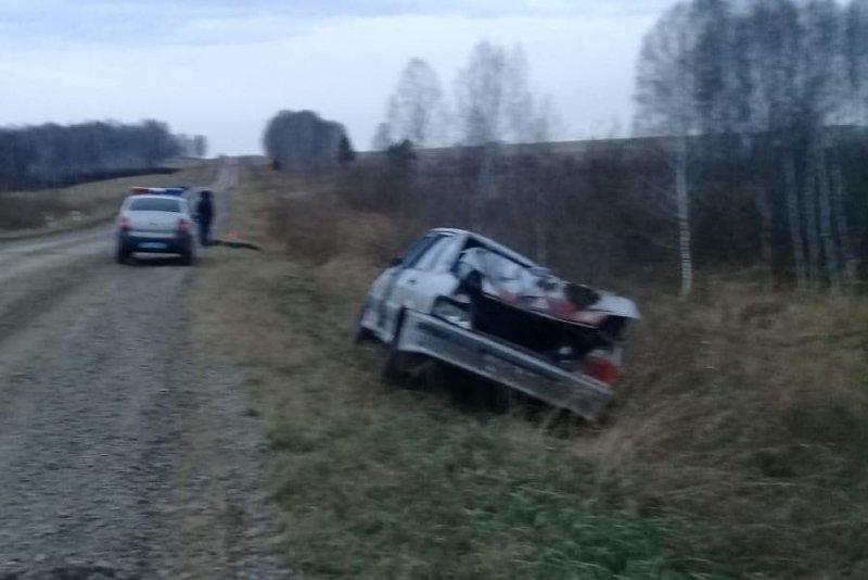Автомобиль слетел с дороги в реку в Новосибирской области