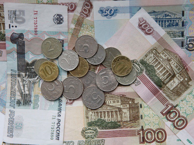 Новосибирцы потеряли 150 рублей от средней зарплаты