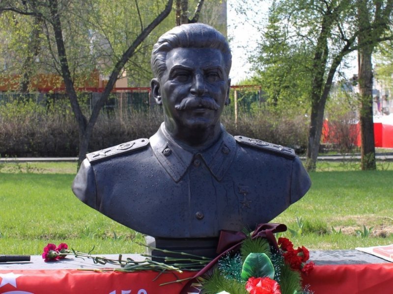 Минобороны отказалось ставить бюст Сталина у Дома офицеров