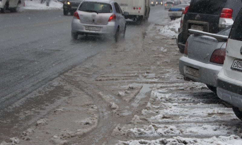 Снег и неубранные дороги заставили водителей осторожничать