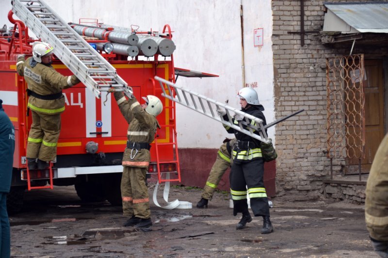 Спасатели вытащили человека из окна горящего дома