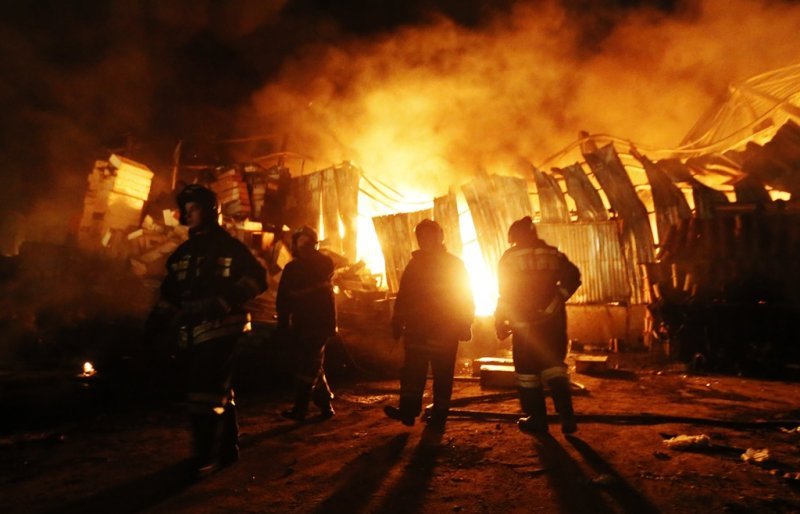 Полсотни спасателей всю ночь тушили пожар в Криводановке