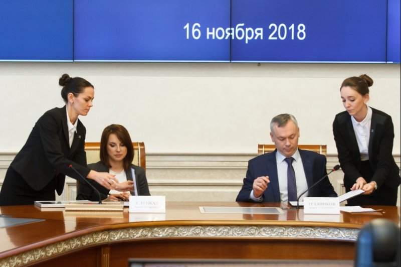 Травников подписал соглашение с Ириной Слуцкой