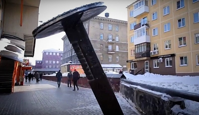 Новосибирец пожаловался на памятник гвоздю на Студенческой