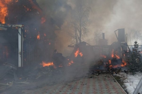 Взрыв прогремел во время пожара в поселке под Новосибирском 