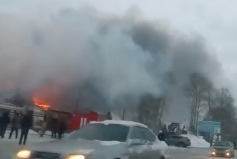 Пожарный поезд тушил загоревшийся магазин в Мошково (видео)