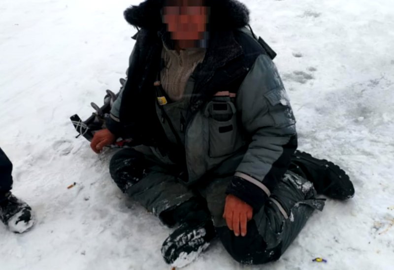 Неадекватного рыбака сняли со льда у Бугринского моста
