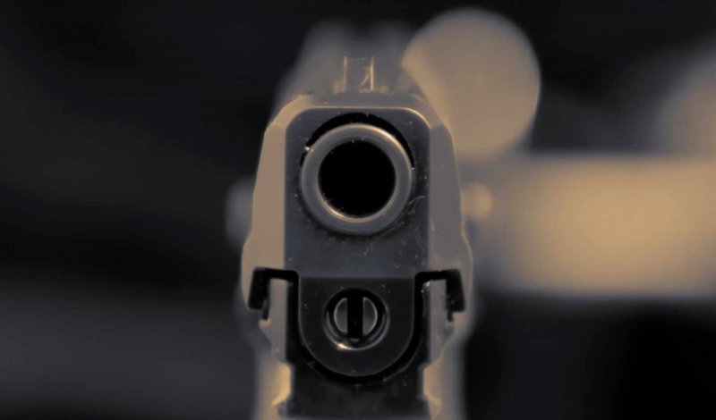Новосибирец с пистолетом напал на офис быстрых займов