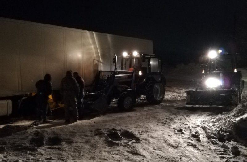 Новосибирцы откопали застрявшую в снегу фуру с водителем