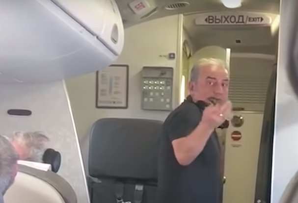Лидер группы «Чайф» устроил скандал в самолете в «Толмачево»