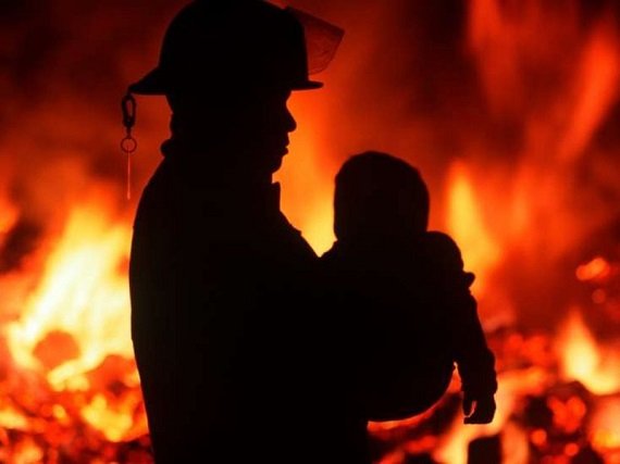 Спасатели вывели из огня женщину с ребенком в Колывани