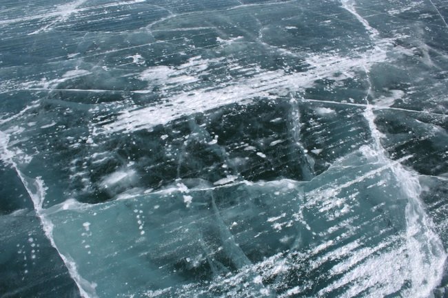 Грузовик со снегоходом провалился под лед Обского моря