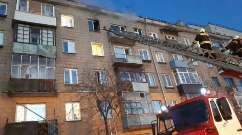 Пожарные спасли из горящей квартиры женщину с ребенком