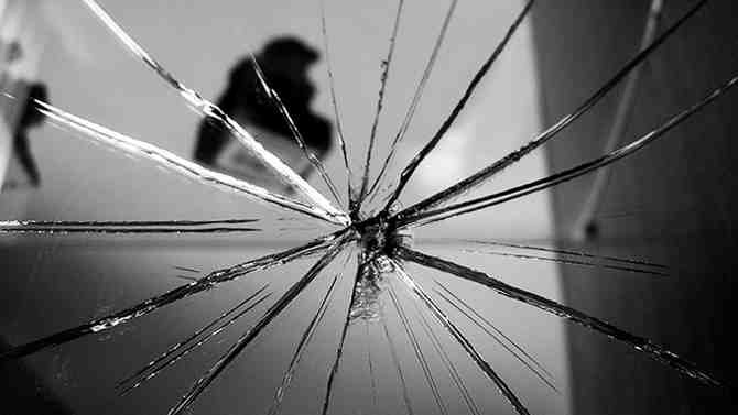 Мужчину до смерти забили о зеркало в бердском общежитии