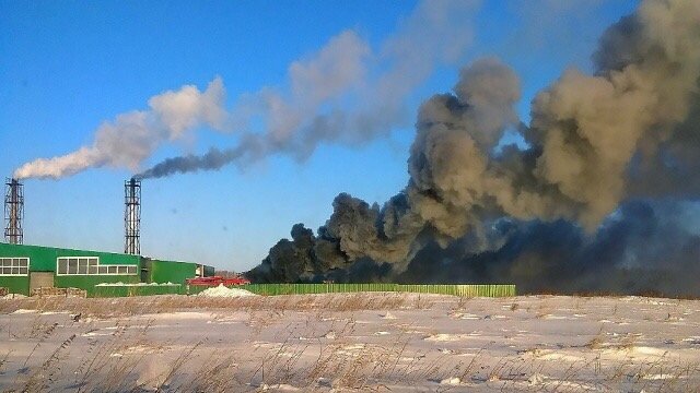 Крупный пожар охватил мусорный завод в Коченево