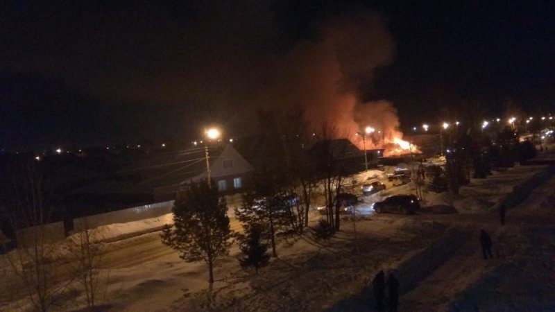 Дом и «Жигули» сгорели у пары пенсионеров в Бердске