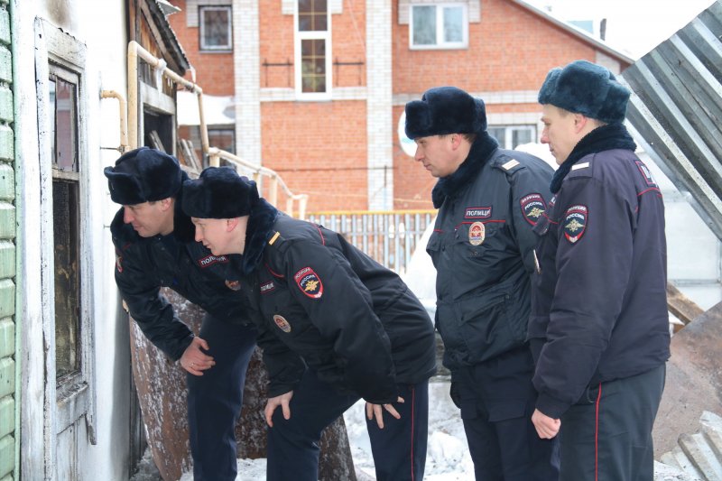 Полицейские вытащили пенсионеров из пожара в Бердске