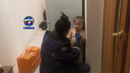 Полиция ищет мать брошенного в пустой квартире ребенка