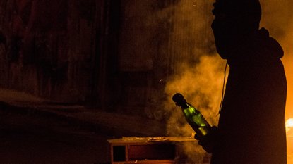 Бездомный бросил коктейль Молотова в теплотрассу к бомжам