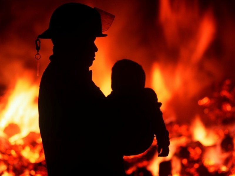 Пожарные вынесли двух детей из горящей квартиры на Расточке