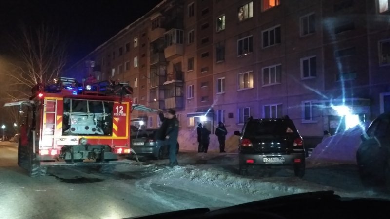 Пожарные эвакуировали 17 человек из горящего дома в Линево