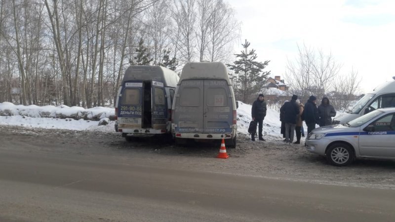 Две маршрутки с пассажирами столкнулись у Мочищенского шоссе