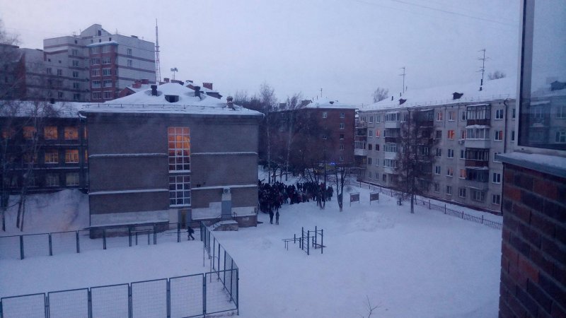Новосибирские ученики спасаются из школ в сменной обуви