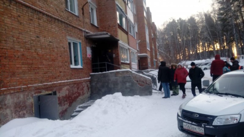 20 человек спасли из сильно задымленного дома в Кольцово