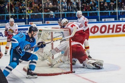 Хоккейная «Сибирь» уступила «Йокериту» в напряженной борьбе