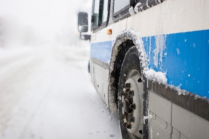 Автобус с пассажирами застрял на трассе из-за мороза