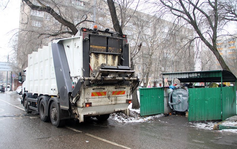 Новосибирцев отправили платить за вывоз мусора с комиссией