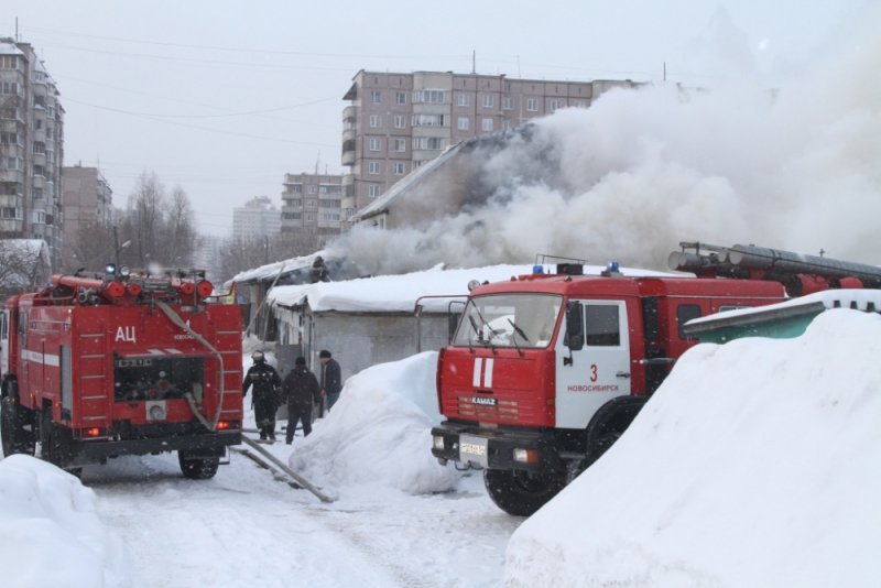 Улицу в Новосибирске перекрыли из-за пожара