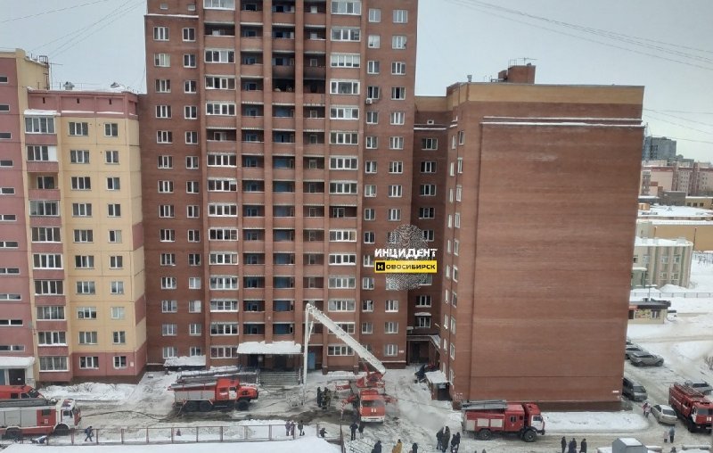 Пожарные спасли 17 человек из горящей многоэтажки