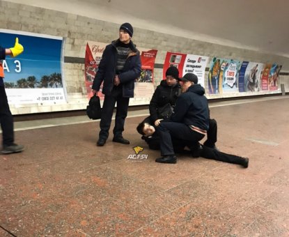 Новосибирец прыгнул на рельсы метро и попал в отдел полиции