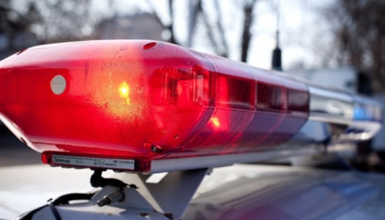 Автомобилист сбил двух парней на тротуаре в Искитиме