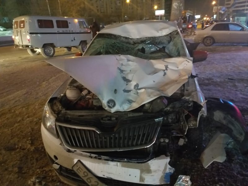 Автомобилист сбил двух пешеходов на «зебре» и влетел в столб