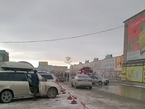 Пожарные пять часов тушили торговый центр в Новосибирске