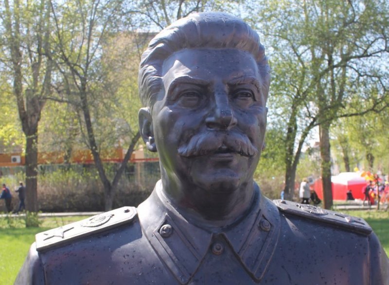 «Вынужденный мир»: бюсту Сталина дали место у обкома КПРФ