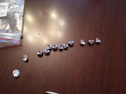 У муниципального служащего нашли запонки с бриллиантами 