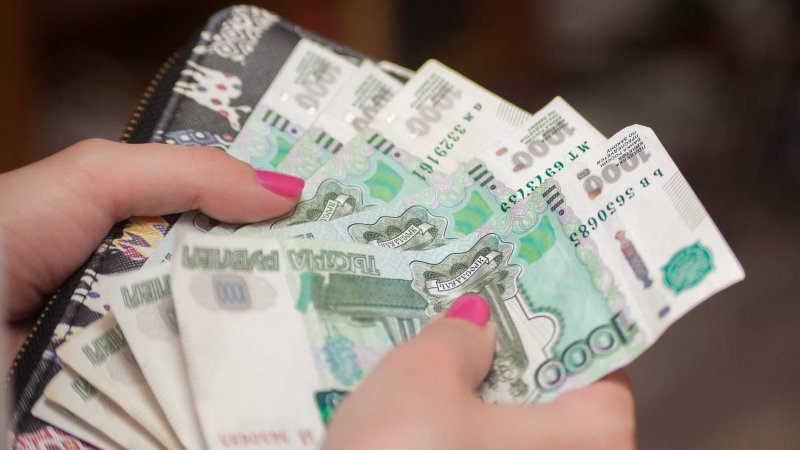 Зарплата новосибирцев потеряла 1380 рублей в начале года