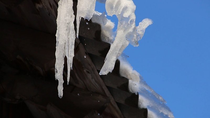 Лед с крыши упал на семилетнюю девочку в Новосибирске