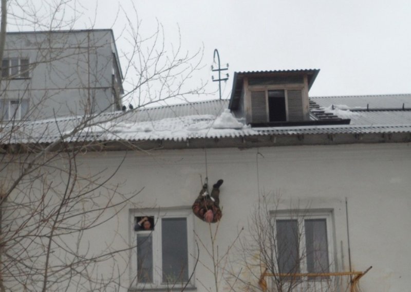 Спасатели сняли с крыши повисшего вниз головой мужчину 